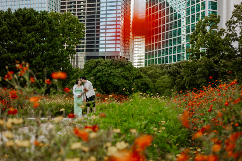 pregnant-women-hubby-in-flower-garden