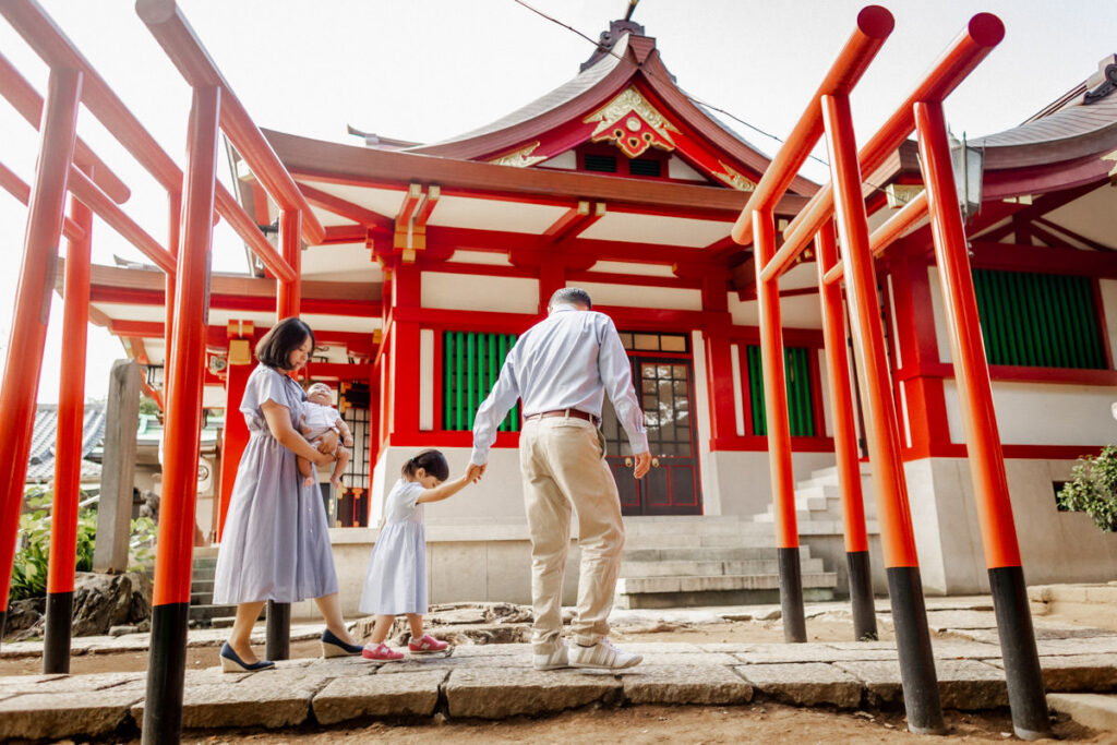 品川神社本殿右手にある鳥居と稲荷神社