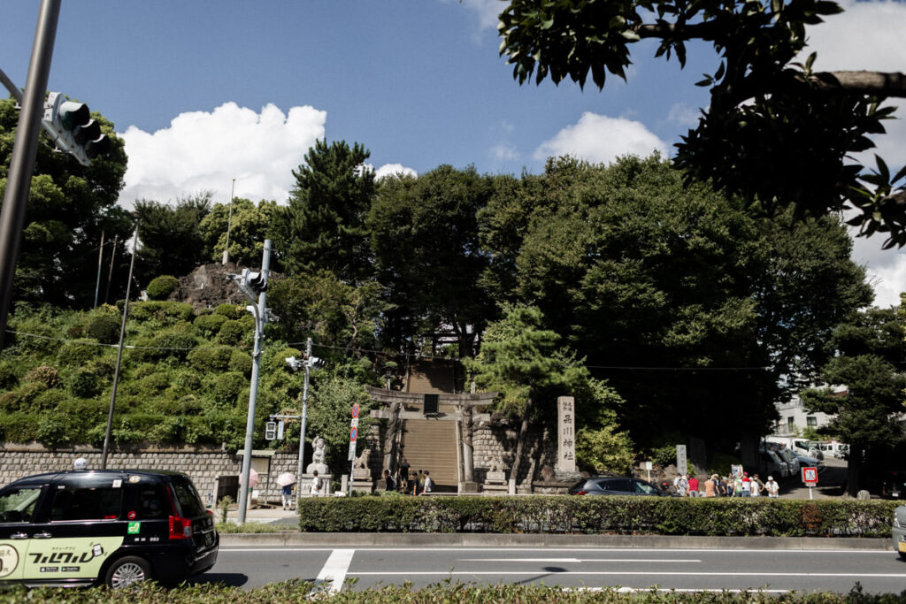 太い国道15号線、第一京浜を挟んでの品川神社全景