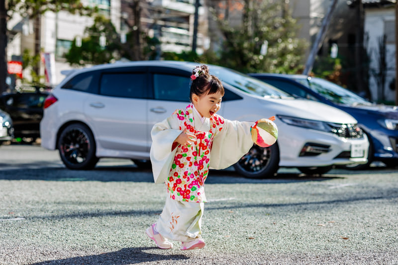 溝口神社の駐車場で遊ぶ３歳児