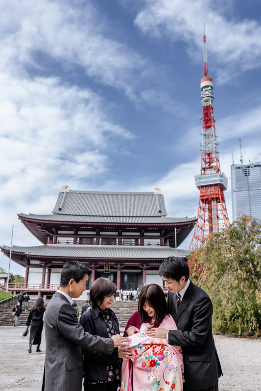 東京タワーと大殿を背景のお宮参り記念写真