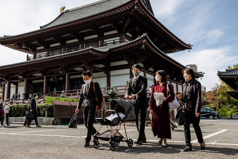 増上寺の駐車場を歩くご家族