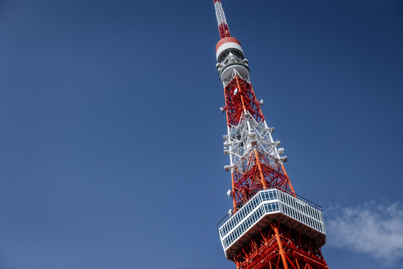 青空に伸びる東京タワー