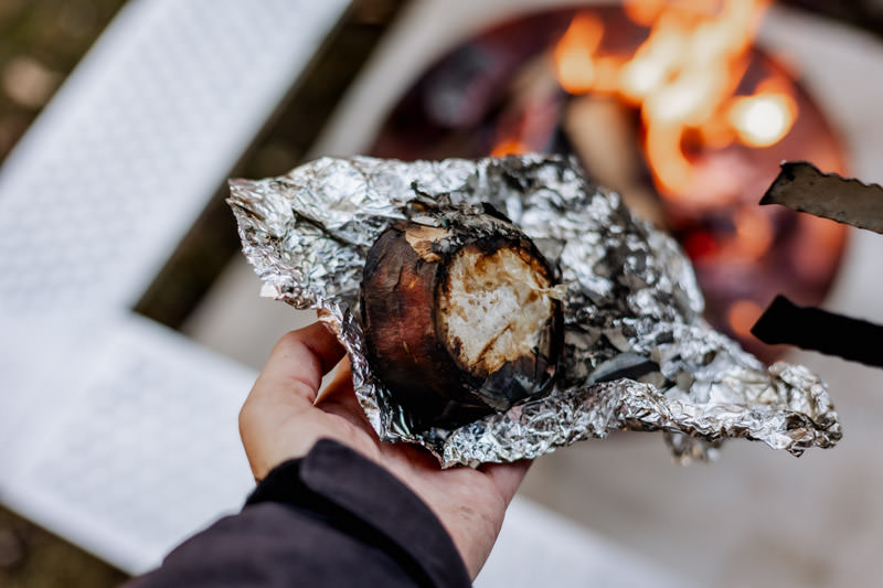 外側の紙の包みが焦げている焼き芋